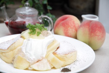 幸せのパンケーキ、国産桃を3つの香りで楽しむ「国産白桃のローズヒップピーチパンケーキ」 画像