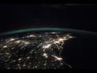 オーロラと夜景の競演！NASA、宇宙から撮影したオーロラの映像を公開