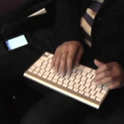 【ビデオニュース】Appleのワイヤレスキーボード＋iPod touchを取材で使う 画像