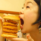 【物欲乙女日記】新入り乙女、巨大エビカツバーガーを食べてみた！ 画像