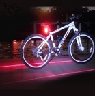 車幅分の車線をレーザーで照射する自転車用テールライト「車線deまもる君」 画像