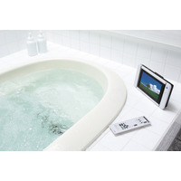 浴室で映画鑑賞が可能、ワイヤレス接続の防水7型液晶ディスプレイ 画像