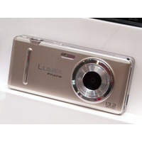 【CEATEC JAPAN 2010（Vol.17）】ドコモ、パナソニック初のカメラブランド携帯「LUMIX Phone」を参考出展 画像