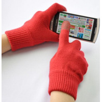ミドリ安全がスマートフォン専用手袋を販売開始 画像