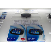 【東京ゲームショウ 2011】予想以上に小さい！？PSVitaのパッケージやアクセサリーをフォトレポート 画像