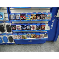 メモリーカード32GBは即完売、PlayStation Vita新宿周辺の店舗状況 画像