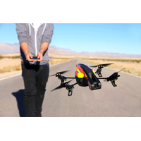 スマホで操縦できる小型ヘリ AR.Drone、高画質カメラを搭載の「2.0」に 画像