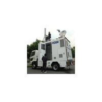 KDDI、被災地の臨時回線を目的に、通信衛星を利用した車載型の携帯電話基地局を導入 画像