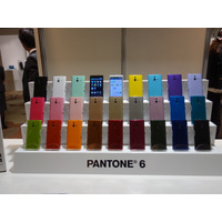 【ソフトバンク冬春】世界最多！25色のカラバリを揃えたPANTONEスマホ 画像
