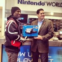 先頭のユーザーには米国任天堂社長が手渡し、Wii U北米発売を迎える  画像