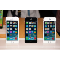 「iPhone 5s/5c」タッチ&トライ！どちらを選ぶ？ 画像