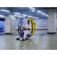【CEATEC 2013 Vol.20】デンソーのユニークな一輪ビークル「moon！」［動画］ 画像