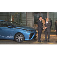 安倍首相「水素社会の幕開けを実感」……トヨタ、官邸に新型FCV「MIRAI」を納車 画像
