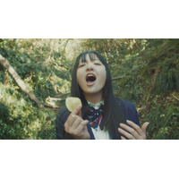 歌が上手すぎる女子高生・鈴木瑛美子さんが湖池屋のシュールなCMを歌い上げる 画像