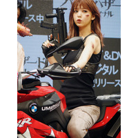 藤田ニコルが「ワイルドにこるん」に！バイクでモデル貫録の決めポーズ 画像