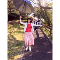 波瑠が日傘片手に陽気な浮かれポン姿を披露！ファンからは「写真可愛すぎます！！！」 画像