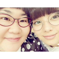 安藤なつ＆新川優愛、ドアップ眼鏡2ショットを公開！「メガネ姿かわいい」「かわいい2人」と反響 画像