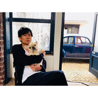 稲垣吾郎、草なぎ剛の愛犬・くるみちゃんを抱っこした写真公開し反響！「くるちゃんになりたい！！」の声 画像