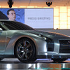 　東京モーターショー2005のプレス公開初日の19日、日産ブースにおいて同社代表取締役社長兼CEOのカルロス・ゴーン氏がブリーフィングを行ない、次期型GT-Rのコンセプトモデル「GT-R PROTO」を披露した。の画像