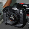 2.5型液晶と820万画素CMOSを搭載したプロ用デジタル一眼レフカメラのEOS-1D Mark II Nの画像
