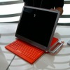 液晶ディスプレイを立てて、スライド式のキーボードを引き出せば、ノートPCとして使うことができるの画像