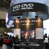 HD DVDプレーヤーのデモや試作機を展示するミニブース。新作映画「キングコング」のワンシーンもの画像