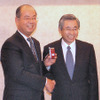 （左）ウィルコム代表取締役社長 八剱洋一郎氏、（右）ジュピターテレコム代表取締役社長最高経営責任者 森泉知行氏の画像