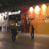 家庭向け製品とOFFICEの2色を強く打ち出したマイクロソフトブースの画像