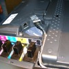 壁際にピタっと収まる秘密はこれ。USBやネットワークケーブルのコネクタを筐体内部に持っているの画像