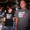 お店のスタッフも特製Tシャツを着用。このTシャツはその場で購入可能だの画像