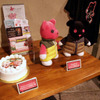 ブラックタイプのモモのぬいぐるみも展示されていた。ミリタリースタイルのジャケットも合わさって超クールの画像