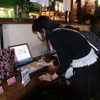 「Webメール de PostPet」を興味深そうに触る参加者の画像