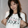 武蔵野美術大の阿由比（ほとり・ゆい）さん。アゴスト・ワークスのモモTシャツとともに。オールドファッションなチアガールにモモをあしらったデザインの画像
