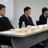 記者説明会でコメントするヤフーの関係者。向かって右からオークション事業部長の殿村英嗣氏、PS本部長の大蘿淳司氏、法務部長の別所直哉氏の画像