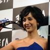 3Dグラスを手に持つ滝川さんの画像