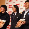 楽天が創刊する新雑誌「STAR soccer」を手にした三木谷浩史社長（右）と、元・サッカー日本代表の北澤豪氏（中央）、鹿野淳編集長（左）の画像