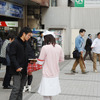 　JR秋葉原駅前の電気街口にナース姿のメガネ娘たちが出現し、DTIのTEPCOひかり入会キャンペーンをPR中。実施期間は2月6日から12日まで。の画像