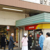 　JR秋葉原駅前の電気街口にナース姿のメガネ娘たちが出現し、DTIのTEPCOひかり入会キャンペーンをPR中。実施期間は2月6日から12日まで。の画像