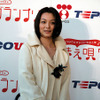 奥華子さんの歌声に聞き入る本上まなみさんの画像
