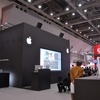 アップルブースは黒い直方体で、Apertureのステージを展開。その両側ではハンズオンで実際に解説付きでさわれるようになっていたの画像