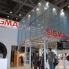 シグマはけっこう凝ったデザインの明るいブースで、同社のレンズを一堂に並べていた。もちろんSDシリーズもの画像