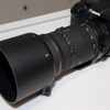 トキナーの80-400mmはテレ端でF5.6ではあるがこのように非常にコンパクト。レンズフードの根本にあるダイヤルはPLフィルタを回すためのものだの画像