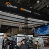このような写真用品系のブースも、日本や世界中のいろんなブランドが集まっていてなかなかおもしろい。海外製品はその代理店のブースで触ることができるの画像