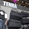 カメラバッグの代名詞ともいえるTENBAの新作はメトロパックII。このシリーズにはノートPCが入るタイプとカメラのみのタイプがあり、後者が新作の画像