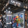 有名ブランドを多く抱えるほか、自社でも撮影用品を展開しているプロ向けのショップ「銀一」のブースはCRUMPLERのおかげでカラフルの画像