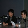 プロデューサの亀田誠治氏（写真左）が、それぞれのアーティストを前に丁寧に講評の画像