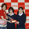 上戸彩が、母子連れの来店者10組にロッテのガーナチョコレートとカーネーションをプレゼントの画像