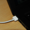 マグネットで吸着するMagSafe電源アダプタはMacBookにも採用されているの画像