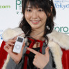 ガシー・レンカー・ジャパン代表取締役のデスモンド・ブレナン氏より贈られたガウンを羽織った眞鍋かをりの画像