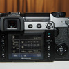 　松下電器産業は、同社初のデジタル一眼レフカメラ「DMC-L1」と「ライカ D　VARIO-ELMARITレンズ」をセットにしたレンズキットを7月22日に発売する。価格はオープンで、実売予想価格は25万円前後。の画像